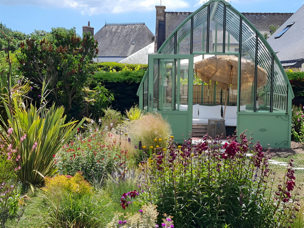 Realisation_d’un_jardin_d’hiver_serre_à_ancienne_MASERRANDA_par_L’ATELIER_DES_SERRES_eugénie_soubassement_vert_pâle