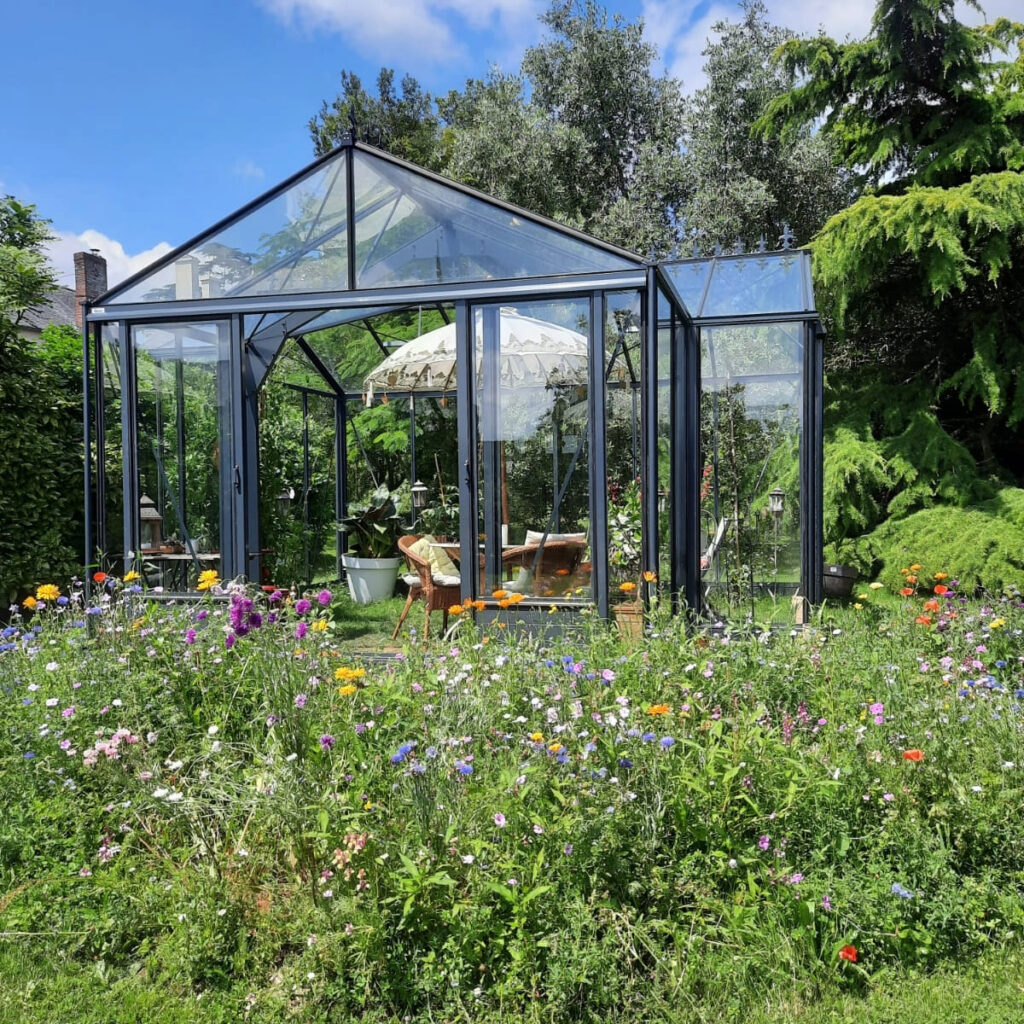 Réalisation d'une serre EURO T CLACCIC marque EURO SERRE - Réalisation d'un jardin d'hiver.